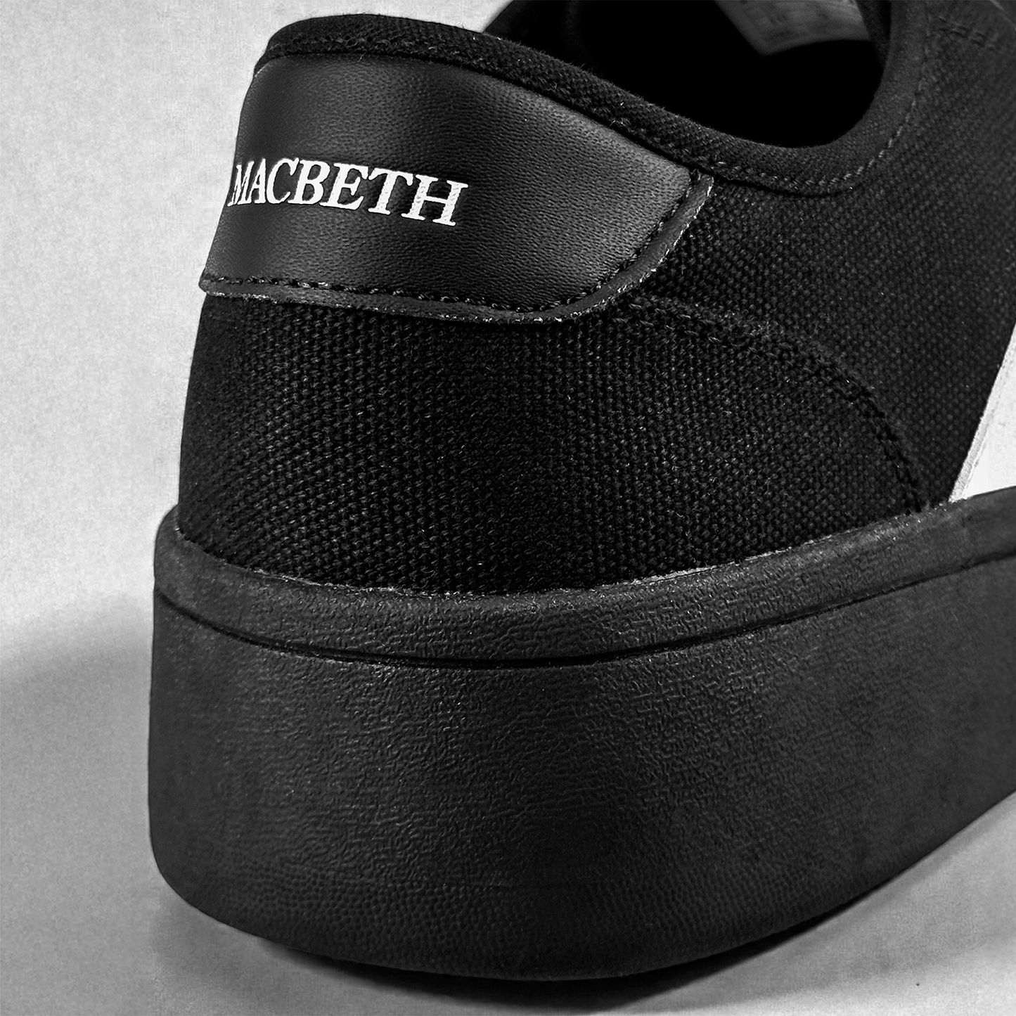 Hiatus Black/White